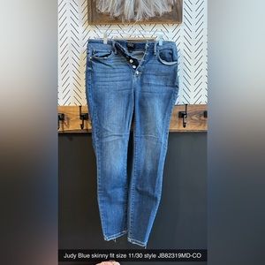 Judy Blue skinny fit size 11/30 style JB82319MD-CO